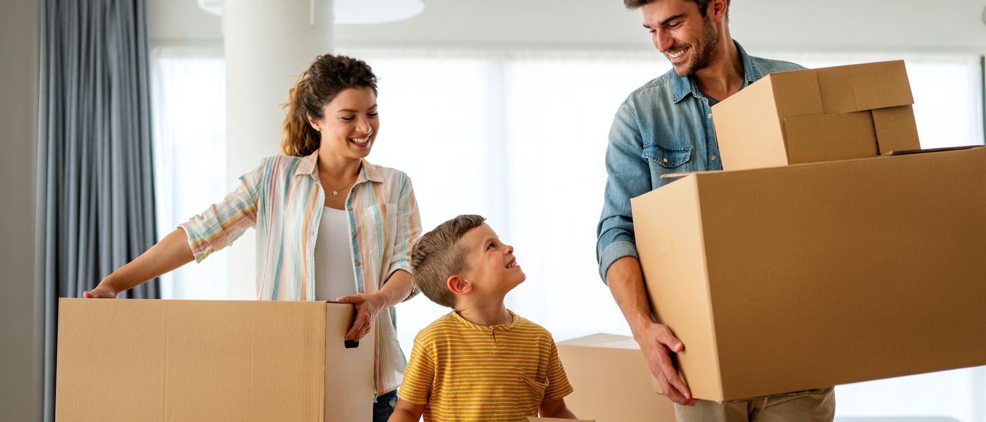 Famille emménageant avec des cartons dans un nouveau logement