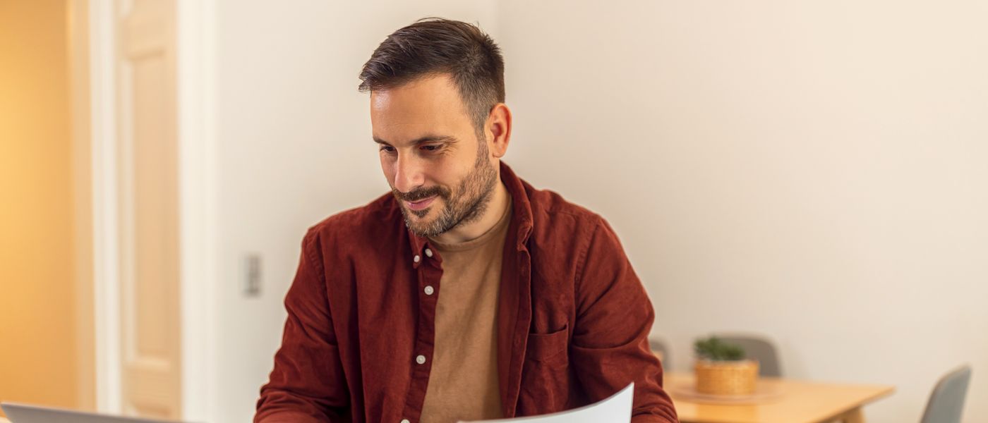 Indépendant traitant ses documents sur son ordinateur portable
