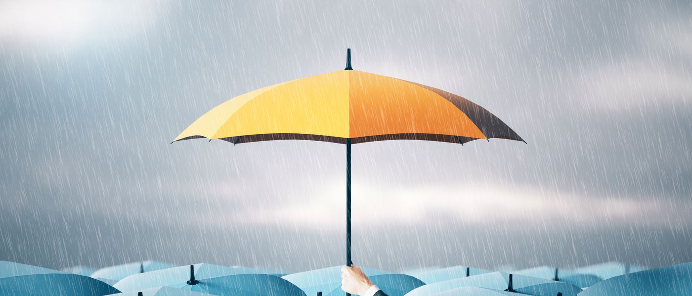 Parapluie jaune se détachant au milieu de parapluies bleus