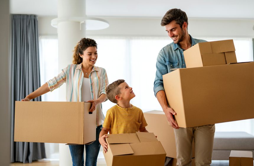 Famille emménageant avec des cartons dans un nouveau logement
