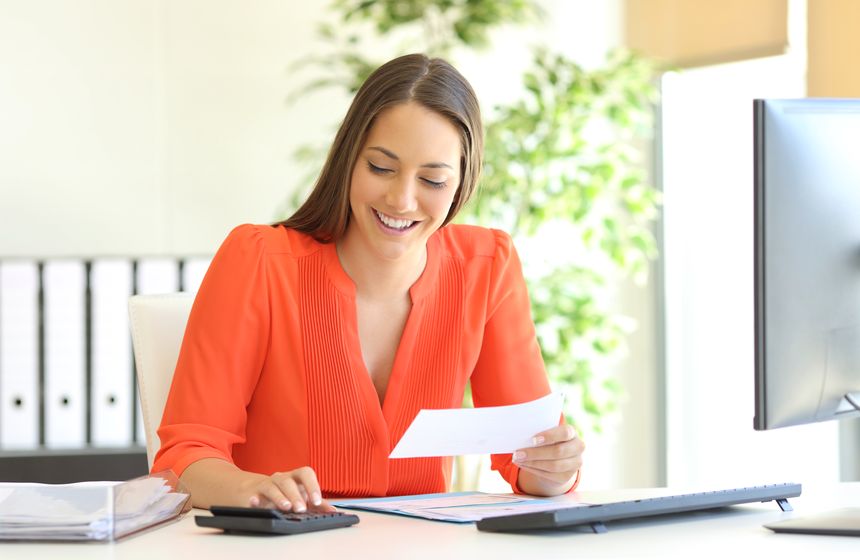 Personne calculant un plan de retraite à son bureau