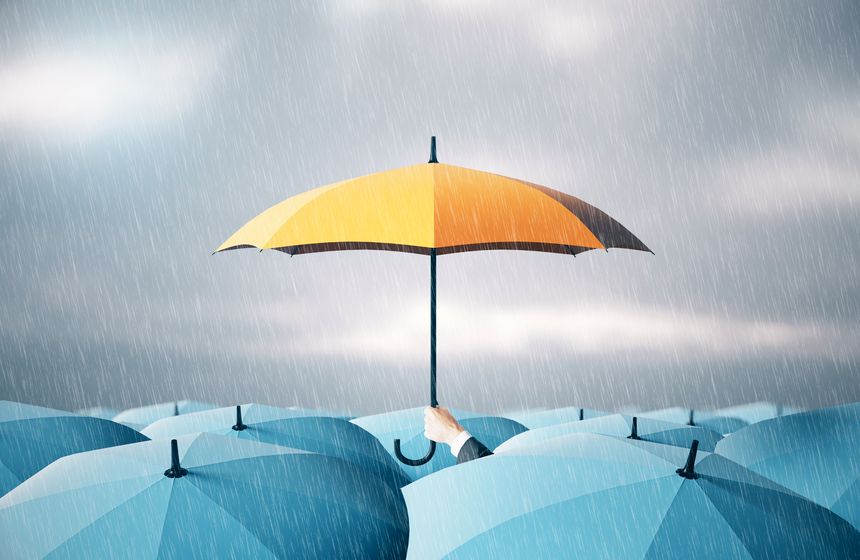 Parapluie jaune se détachant au milieu de parapluies bleus